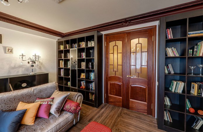 puertas de madera marrón con inserciones de vidrio