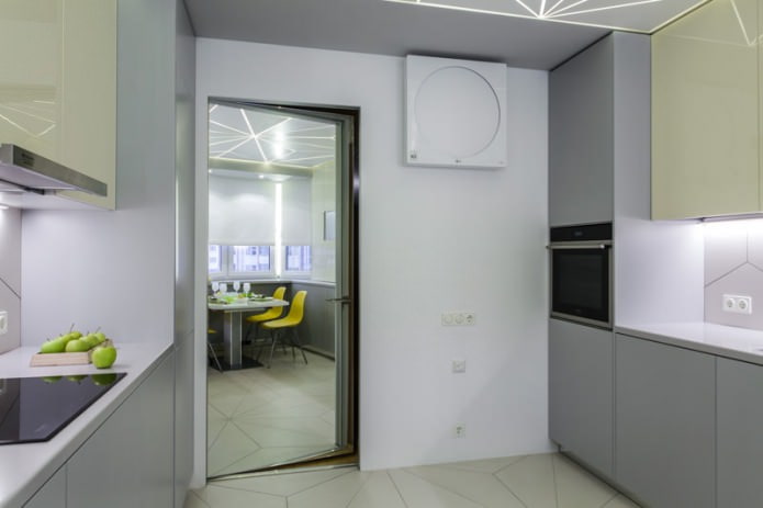 Puerta interior con espejo en el interior de la cocina