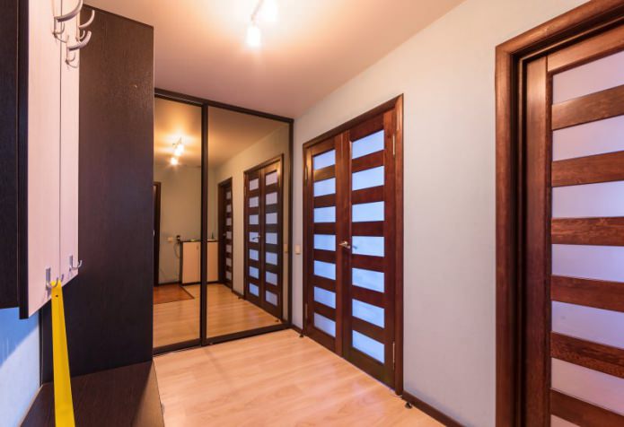 Puertas oscuras en el pasillo