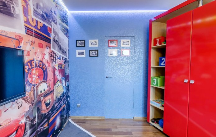 papel pintado en la pared y las puertas