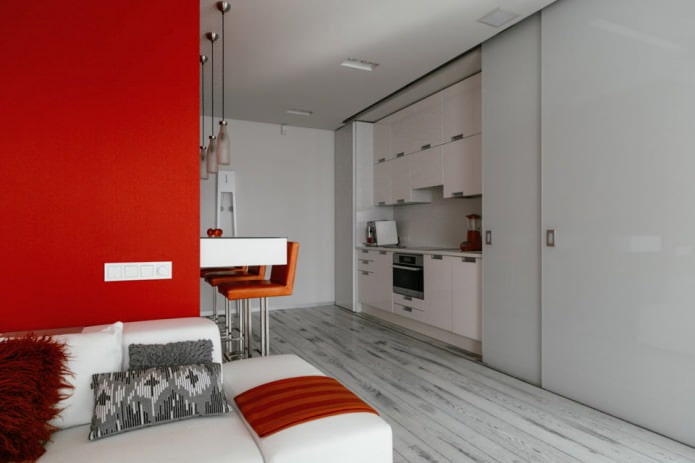 Barra de bar en el interior de la cocina-salón en tonos blancos y rojos