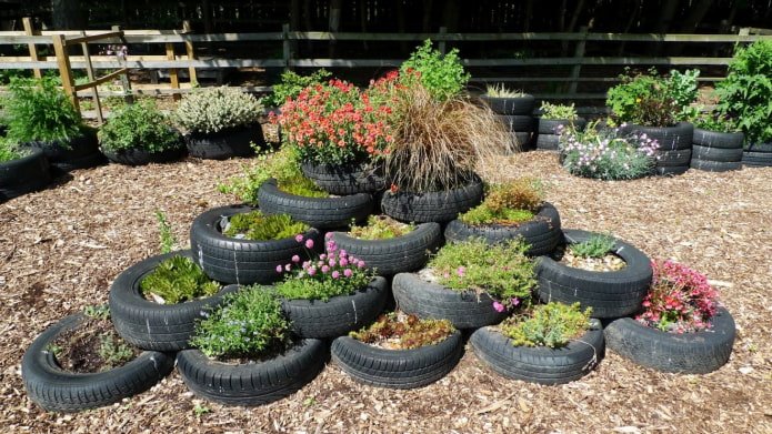 neumáticos negros en el jardín