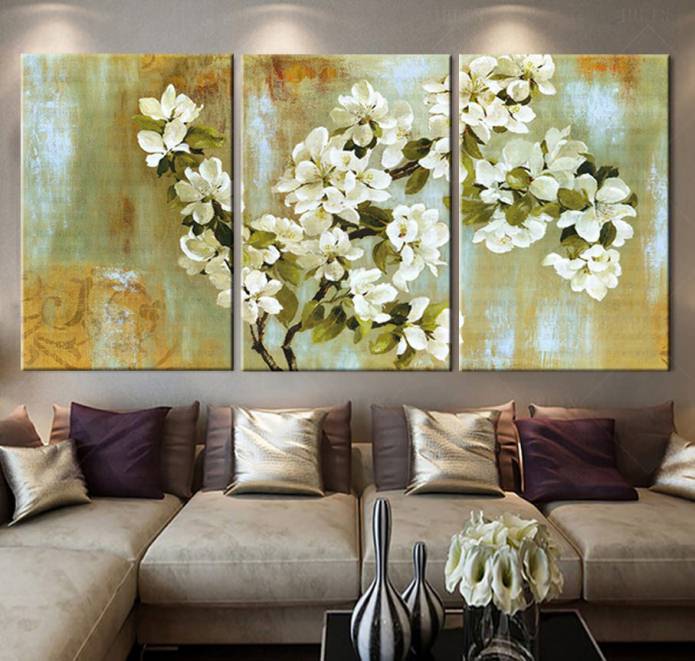 Cuadro modular con flores en el interior de la sala de estar