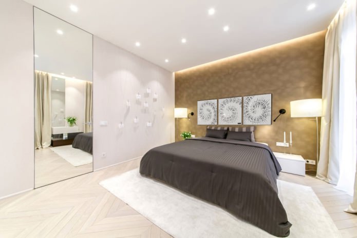 Cuadro modular en el interior de un dormitorio en blanco