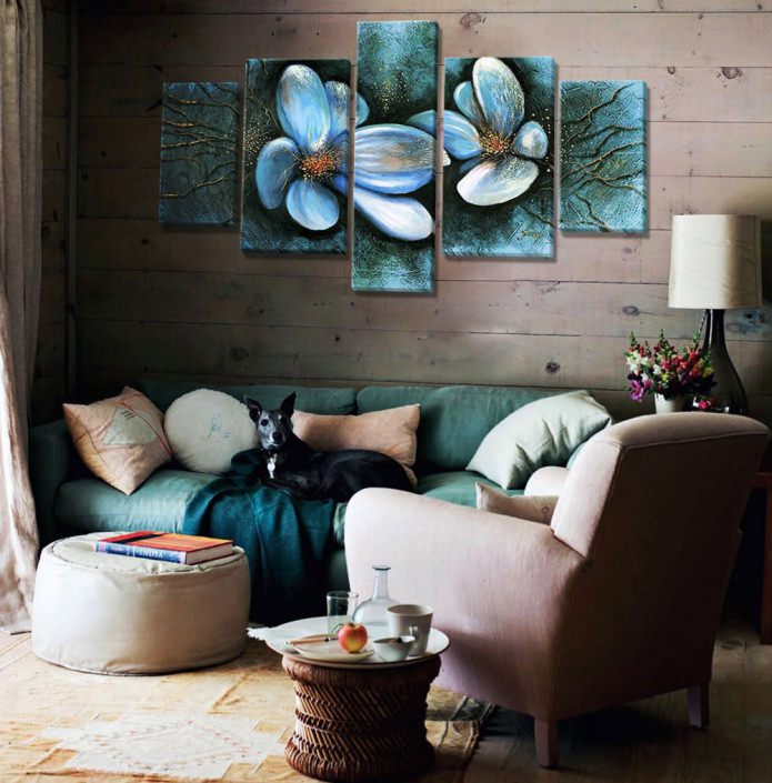 Cuadro modular con flores en el interior de la sala de estar
