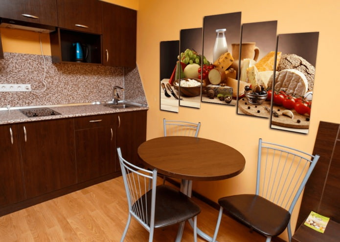 Cuadro modular en el interior de la cocina