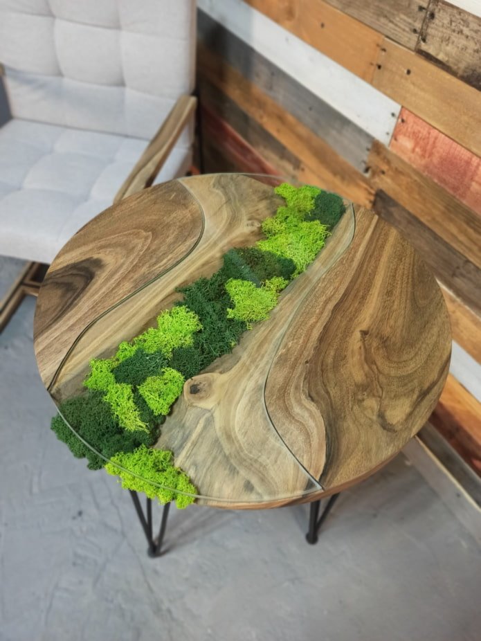 mesa de losa decorada con musgo