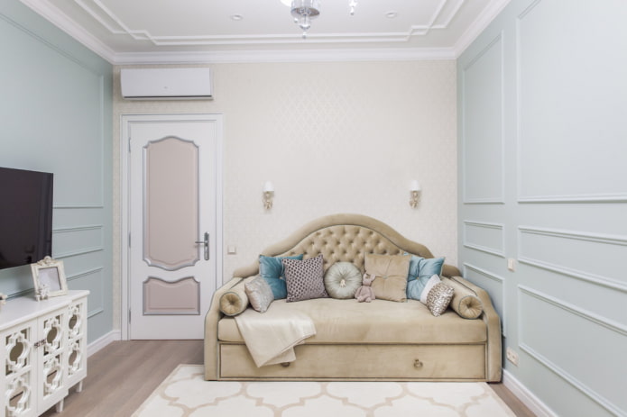 molduras de pared en el interior de la habitación infantil