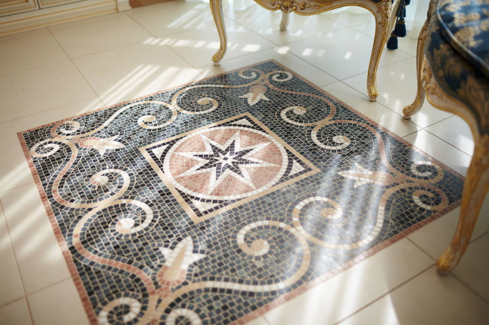 Patrones de mosaico y adornos en el interior