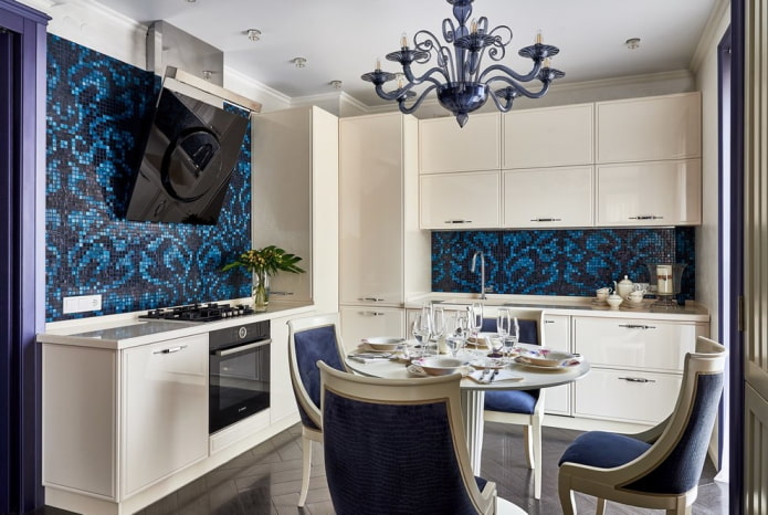 azulejos de mosaico en el interior de la cocina