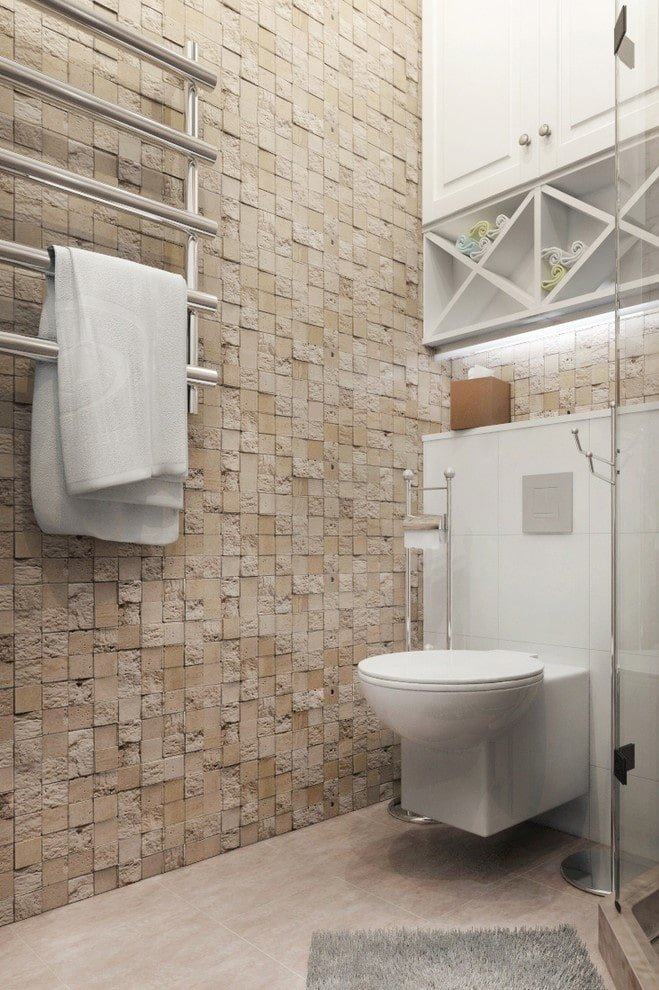azulejos de mosaico de piedra en el baño