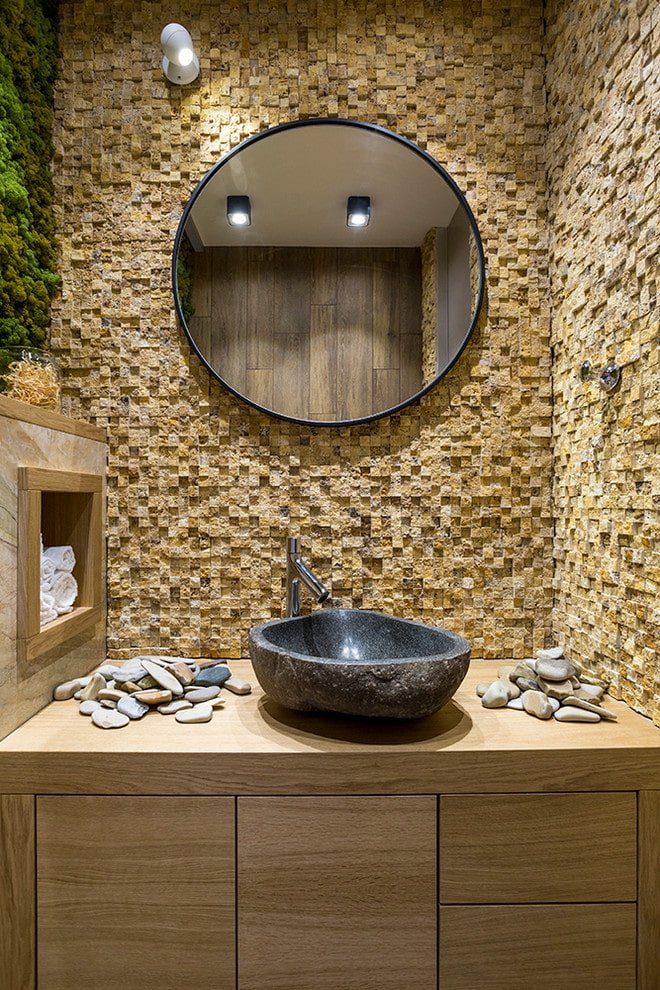 Mosaicos de piedra en el baño
