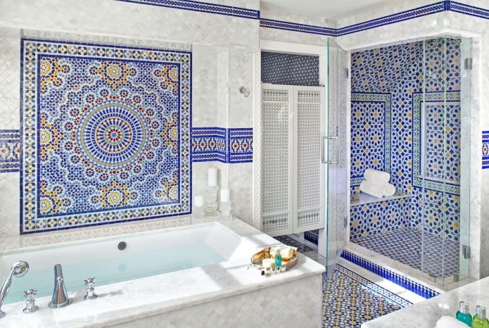 Mosaicos marroquíes en el baño