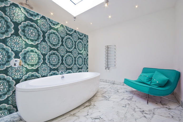 Patrones de mosaico y adornos en el interior del baño