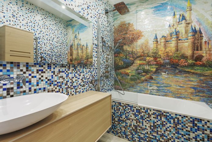 panel de mosaico en el interior del baño