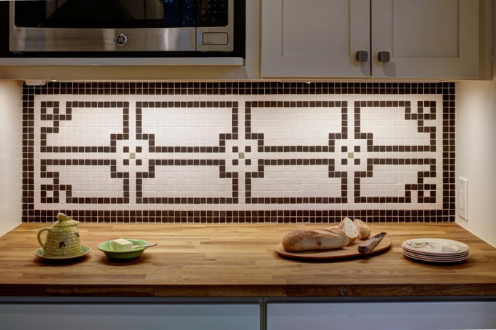 Patrones de mosaico y adornos en el interior