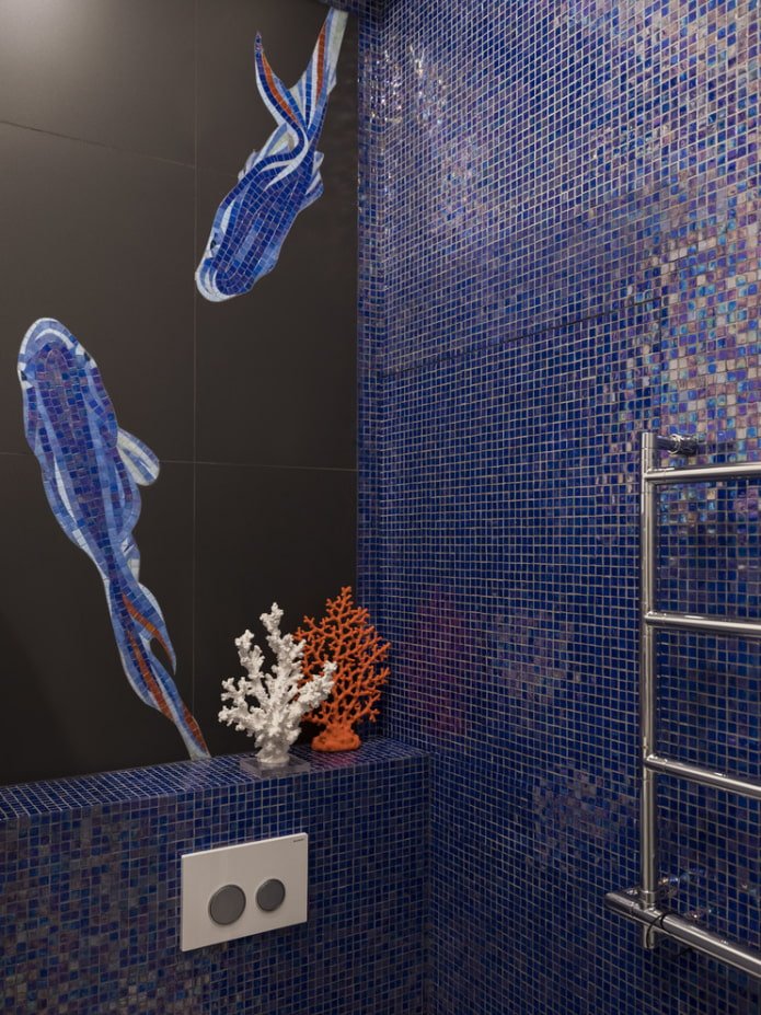azulejos de mosaico azul en el baño