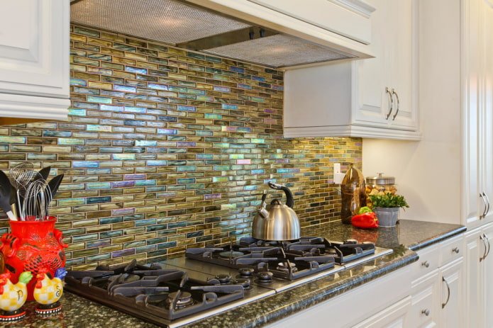 azulejos de mosaico de esmalte en la cocina