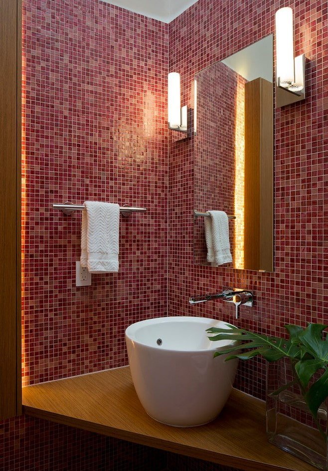 azulejos de mosaico rojo en el baño