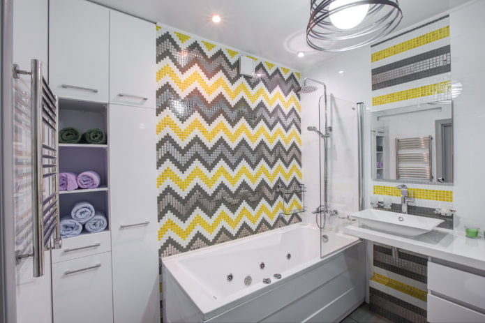 Formas geométricas de mosaico en el interior del baño