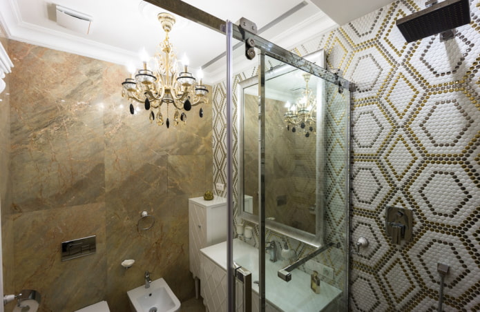 Formas geométricas de mosaico en el interior del baño