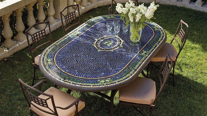 mesa de jardín con mosaico en el exterior