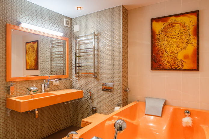 mosaico combinado con azulejos en el baño