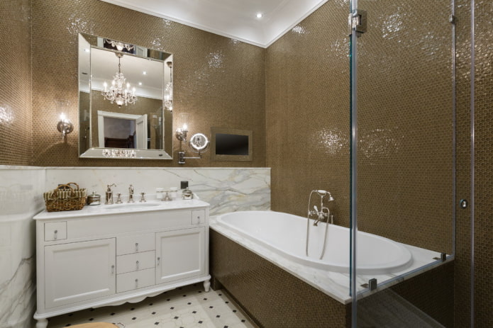 Mosaico marrón en el interior del baño