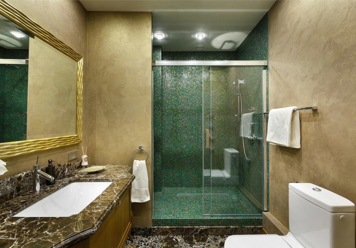 mosaico en la cabina de ducha del interior del baño