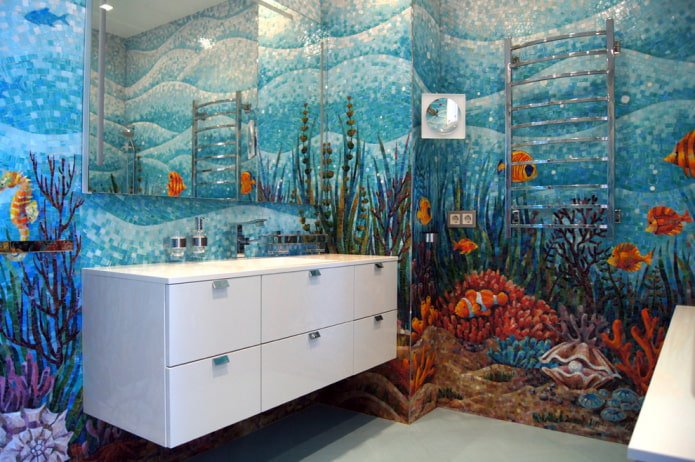mosaico con patrón en el interior del baño