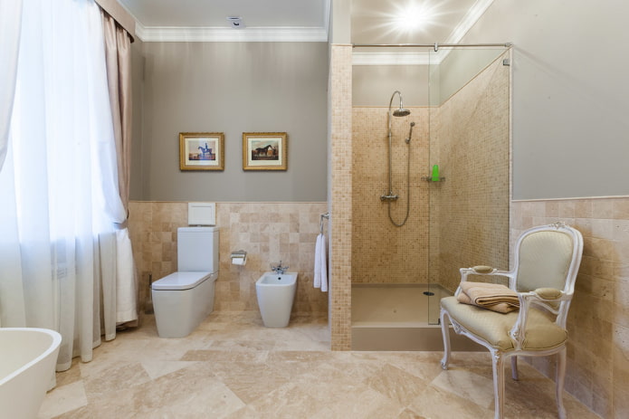 mosaico en la cabina de ducha del interior del baño
