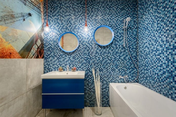 Mosaico azul en el interior del baño