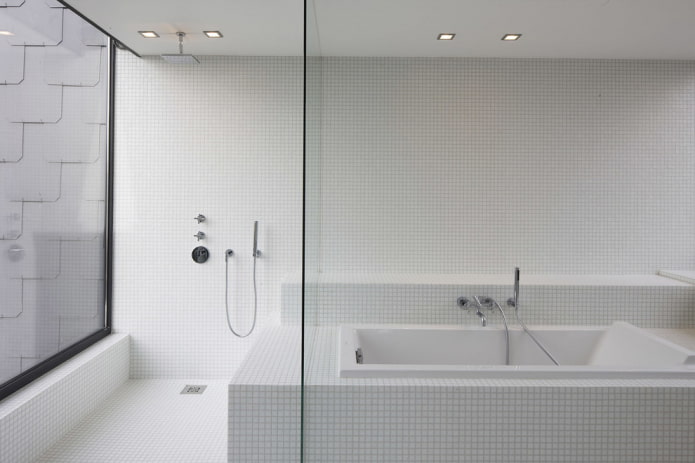Mosaico blanco en el interior del baño