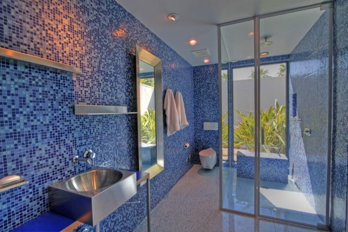 Mosaico azul en el interior del baño