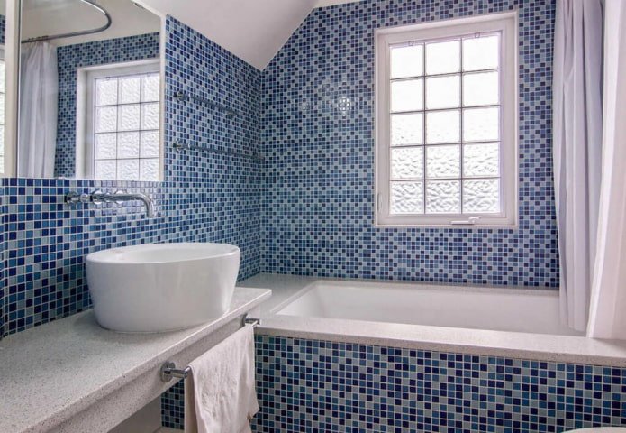 Mosaico azul en el interior del baño