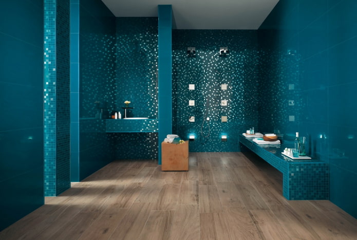 Mosaico turquesa en el interior del baño