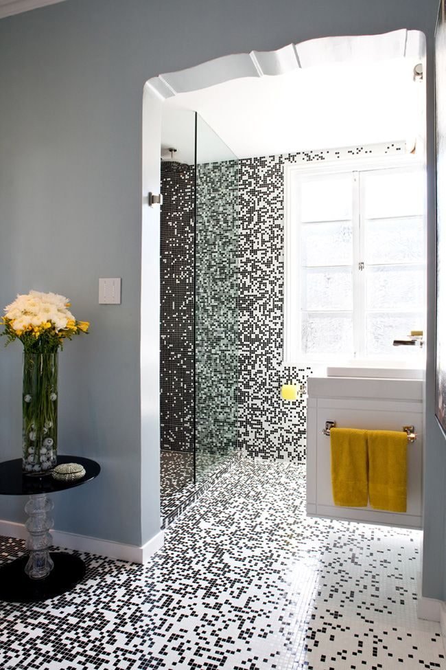 mosaico en el suelo del interior del baño