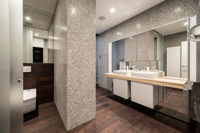 Mosaico gris en el interior del baño