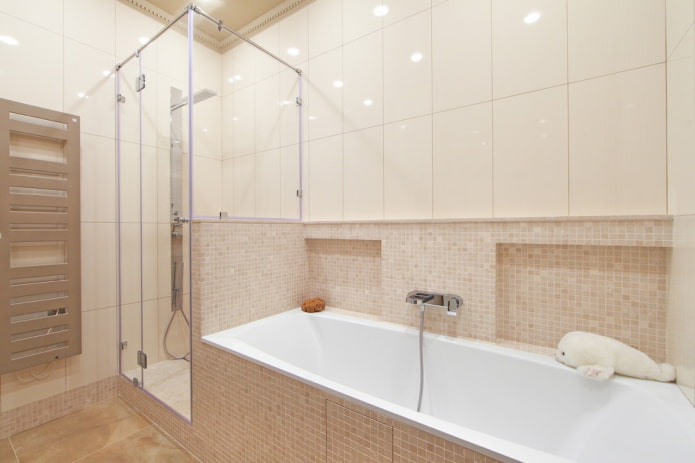 mosaico combinado con azulejos en el baño