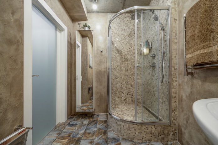 mosaico en la cabina de ducha del interior del baño