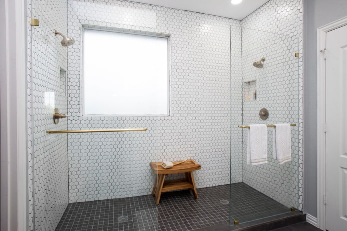 mosaico de nido de abeja en el interior del baño