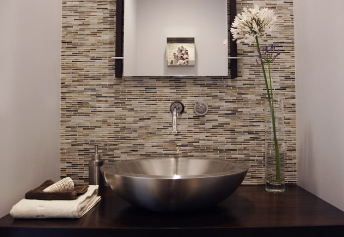 mosaico escalonado en el interior del baño