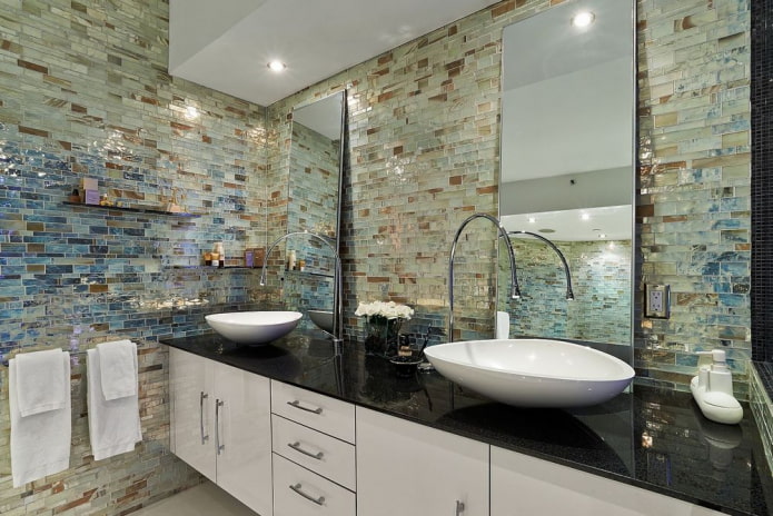 Mosaico de piedra en el interior del baño