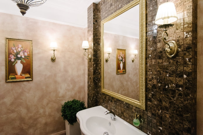 Mosaico de piedra en el interior del baño