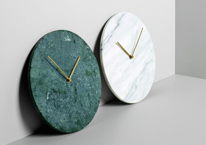 reloj de pared bajo mármol
