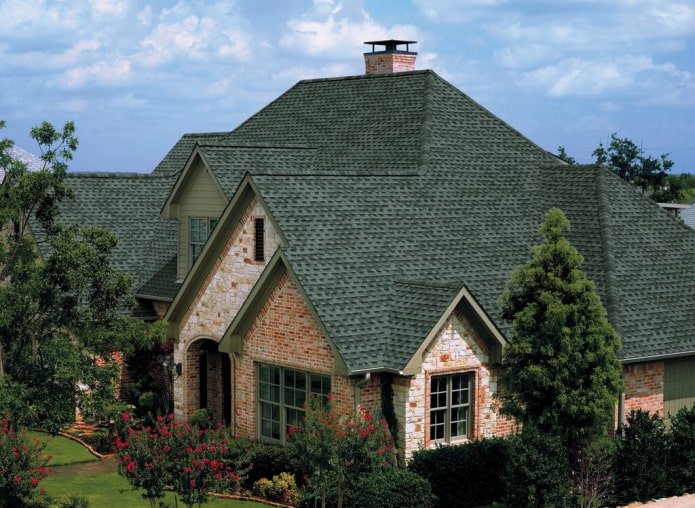 casa con tejas verdes suaves