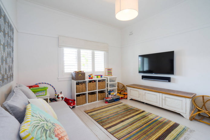 TV en la pared de la habitación infantil