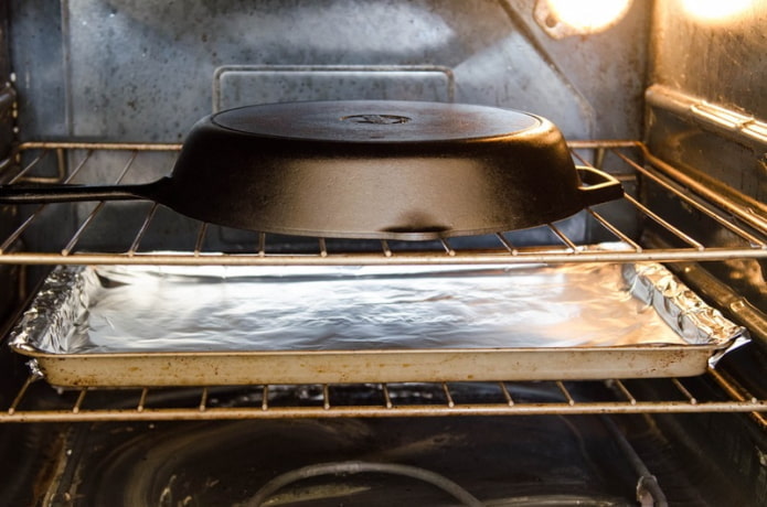 curado de una sartén de hierro fundido en el horno