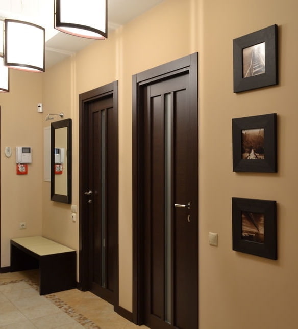 Puertas y marcos de madera oscura