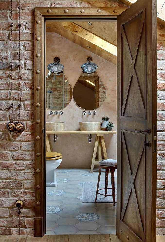 Marcos de puertas de madera en el interior